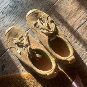 Like new cariuma suede shoes